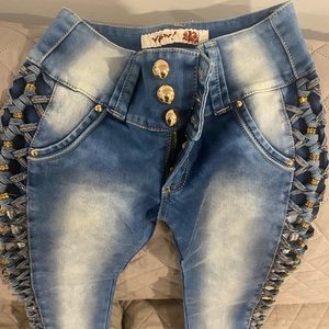 7 US size in Colombian size 12. Brand new butt lifter jeans.